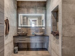 Stylish Farmhouse With Spa Tub