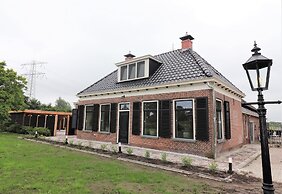 Stylish Farmhouse With Spa Tub