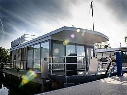 Houseboat With Stunning Views