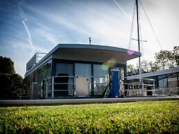 Houseboat With Stunning Views