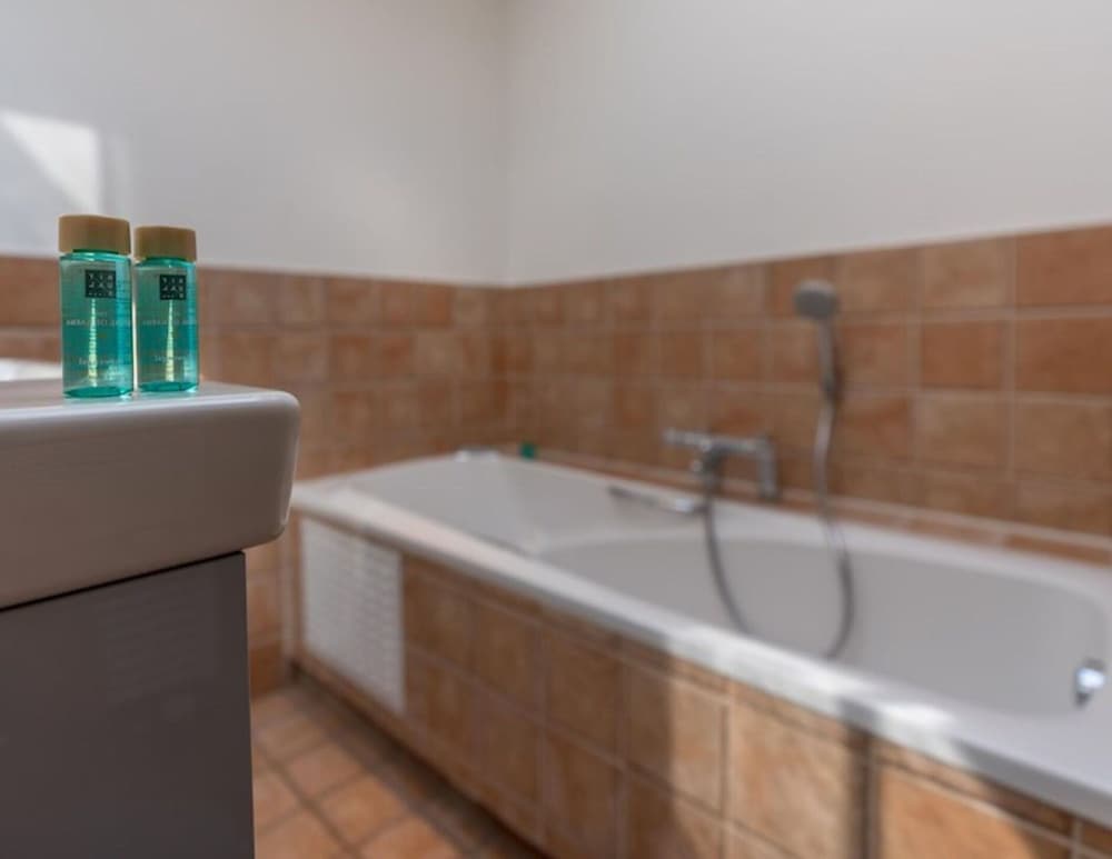 Island Getaway w/ Spa Bath