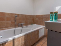 Island Getaway w/ Spa Bath
