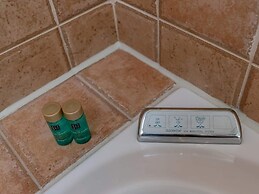 Island Getaway w/ Spa Bath