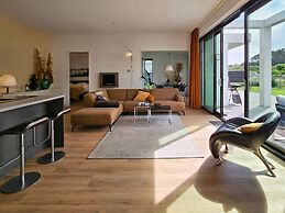 Luxury Villa With Veranda, Canoe
