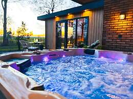 Wellness Retreat With Private Hot Tub