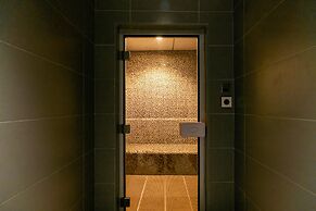 GLOBALSTAY. DAMAC Tower Paramount