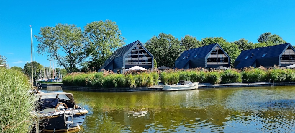 Luxurious Detached Water Villa With Jetty