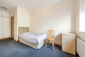 House - Sleeps 10 - Garden - Parking