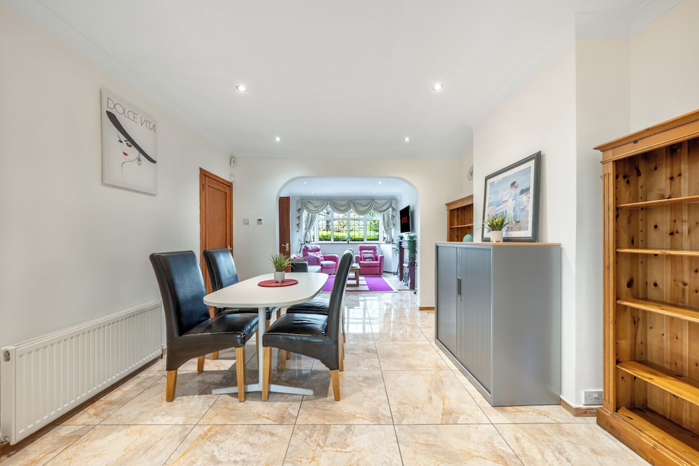 House - Sleeps 10 - Garden - Parking