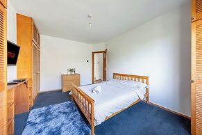 House - Sleeps 10 - Garden - Parking