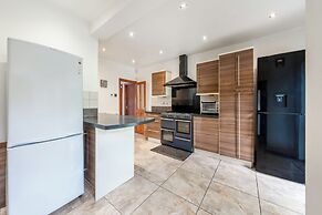 House - Sleeps 10 - Garden - Parking