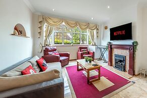 House - Sleeps 10 - Garden - Parking