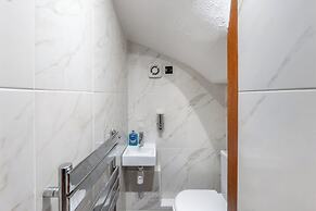 House - Sleeps 10 - Garden - Parking