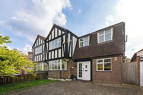 House - Sleeps 10 - Garden - Parking