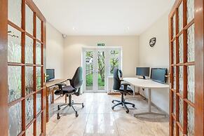 House - Sleeps 10 - Garden - Parking