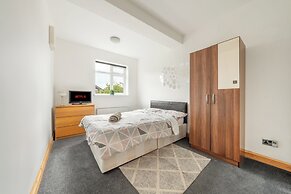 House - Sleeps 10 - Garden - Parking