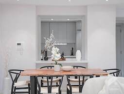 Luxurious Apartment With Iconic Burj View