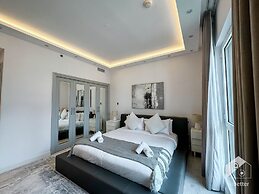Luxurious Apartment With Iconic Burj View