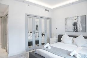 Luxurious Apartment With Iconic Burj View