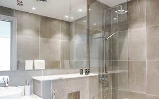 Luxurious Apartment With Iconic Burj View