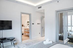 Luxurious Apartment With Iconic Burj View