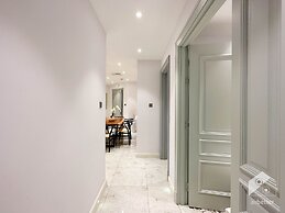 Luxurious Apartment With Iconic Burj View