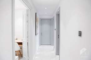 Luxurious Apartment With Iconic Burj View
