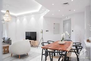 Luxurious Apartment With Iconic Burj View