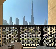 Luxurious Apartment With Iconic Burj View