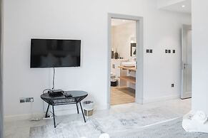 Luxurious Apartment With Iconic Burj View