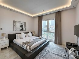 Luxurious Apartment With Iconic Burj View