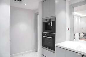 Luxurious Apartment With Iconic Burj View