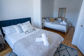 Stunning 2 Bedroom Apt! 3mins Walk From CDN Metro