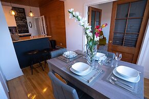 Stunning 2 Bedroom Apt! 3mins Walk From CDN Metro
