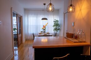 Stunning 2 Bedroom Apt! 3mins Walk From CDN Metro