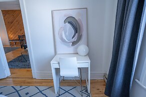 Stunning 2 Bedroom Apt! 3mins Walk From CDN Metro