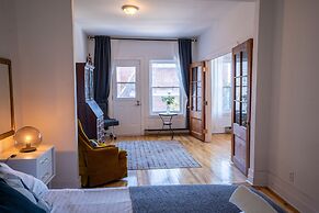 Stunning 2 Bedroom Apt! 3mins Walk From CDN Metro