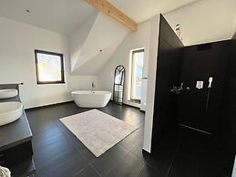 House - Sleeps 8 - Pets Ok - Garden - Parking