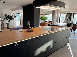 House - Sleeps 8 - Pets Ok - Garden - Parking