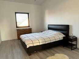 House - Sleeps 8 - Pets Ok - Garden - Parking