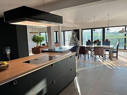 House - Sleeps 8 - Pets Ok - Garden - Parking