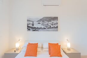 Via Crispi in Como With 1 Bedrooms and 1 Bathrooms