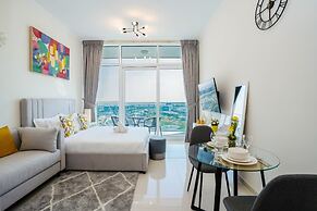 Tanin - Stunning Dubai Skyline View From this Sleek Studio