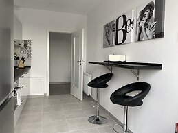4 Room Penthouse Terrace W18-W19