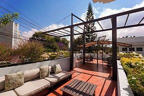 L Aurora Inn
