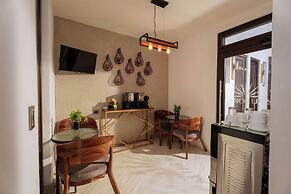 L Aurora Inn