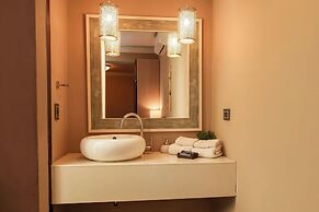 L Aurora Inn
