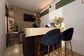 L Aurora Inn