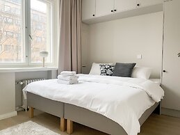 Central 1BR next to the park