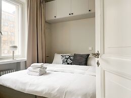 Central 1BR next to the park